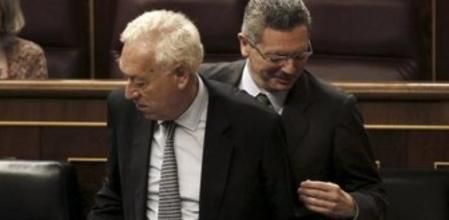Los ministros de Exteriores, José Manuel García-Margallo (i) y Justicia, Alberto Ruiz Gallardón, durante su intervención en la sesión de control al Gobierno celebrada en el Congreso.