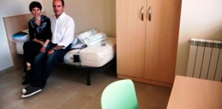 Voluntarios muestran una de las habitaciones de la residencia para personas si techo que se estrena en Manresa