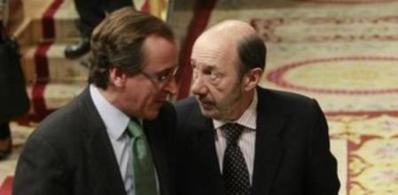 El portavoz del PP en el Congreso, Alfonso Alonso, conversa con el líder del PSOe, Afredo Pérez Rubalcaba en el pleno de la Cámara Baja