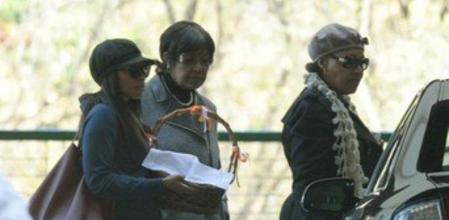 La exesposa de Nelson Mandela, Winnie Madikizela-Mandela (en el centro), junto a la hija de este, Zenani Mandela-Dlamini (derecha) y su nieta Zaziwe llegan al hospital donde se encuentra ingresado