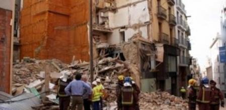 Estado en el que ha quedado el edificio hundido en el centro histórico de Lleida.