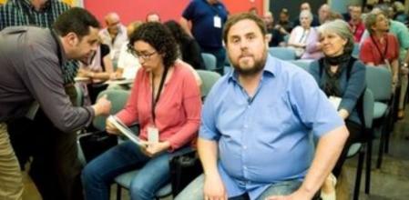 El líder de ER, Oriol Junqueras, junto a Marta Rovira, en la sede del partido