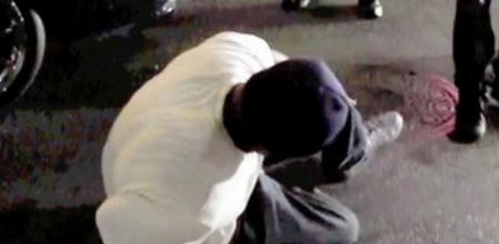 El fotógrafo embestido por el ferrari blanco del cantante adolescente Justin Bieber yace en el suelo