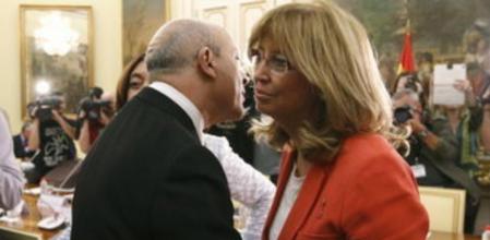 El ministro Wert saluda a la consejera Irene Rigau