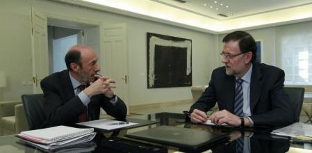 Mariano Rajoy y Alfredo Pérez Rubalcaba, durante la reunión en la Moncloa de junio de 2013