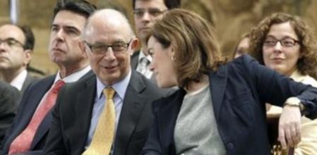 La vicepresidenta del Gobierno, Soraya Sáenz de Santamaría, conversa con el ministro de Hacienda y Administraciones Públicas, Cristóbal Montoro, durante mesa de trabajo sobre la reforma de las administraciones públicas, que aprobará el viernes el Consejo de Ministros, celebrada esta mañana en el Palacio de la Moncloa.