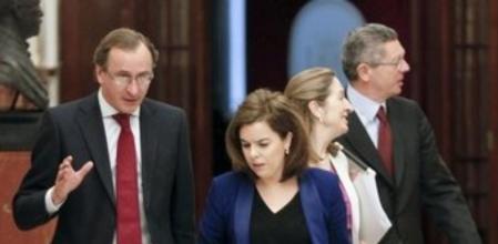 La vicepresidenta del Gobierno, Soraya Sáenz de Santamaría, conversa con el portavoz del PP en el Congreso, AlfonsoAlonso (i), junto a los ministros de Fomento, Ana Pastor y el de Justicia, Alberto Ruiz-Gallardón