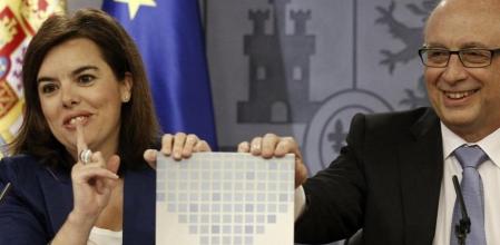 La vicepresidenta del Gobierno, Soraya Sáenz de Santamaría, y el ministro de Hacienda, Cristóbal Montoro, durante la rueda de prensa posterior a la reunión del Consejo de Ministros que ha estudiado el informe sobre la reforma de las Administraciones Públicas que contiene 217 medidas concretas destinadas a lograr un mayor ahorro a las arcas públicas y un mejor servicio a los ciudadanos.