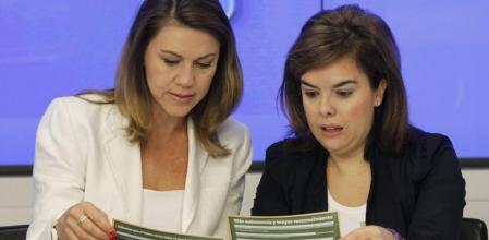 La vicepresidenta del Gobierno, Soraya Saénz de Santamaría, y la secretaria general del Partido Popular, María Dolores de Cospedal