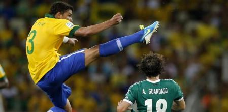 Thiago Silva disputa un balón con el mexicano Andrés Guardado durante un partido de la Copa Confederaciones