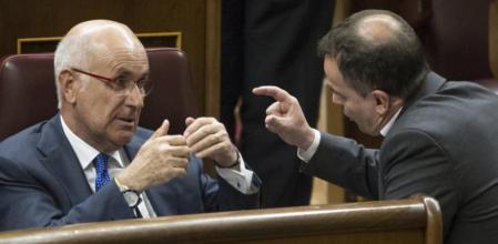 El líder de CiU en Madrid, Josep Antoni Duran i Lleida, conversa con el diputado de ERC, Alfred Bosch