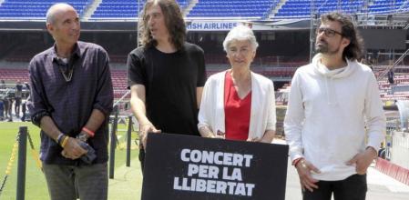 El cantautor Lluis Llach, el cantante Gerard Quintana, la presidenta de Òmnium Cultural Muriel Casals, y el director de cine y guionista Lluís Danés, han presentado el 'Conicerto por la libertad', que se celebrará el próximo día 29 en el Camp Nou de Barcelona, en apoyo de la convocatoria en Cataluña de un referéndum soberanista. EFE/ Andreu Dalmau.