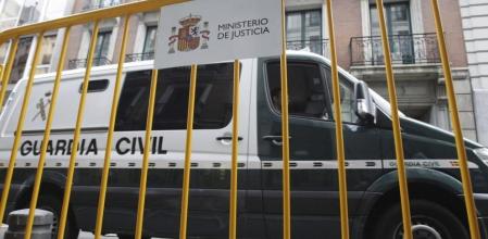 Furgón de la Guardia Civil que ha trasladado al extesorero del PP Luis Bárcenas desde la Audiencia Nacional a la cárcel de Soto del Real