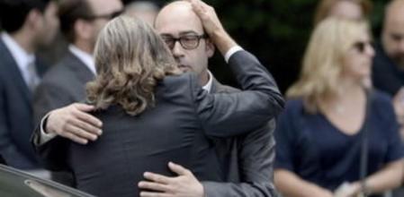 Los actores estadounidenses Michael Imperioli (i) y John Ventimiglia (d), se abrazan a su llegada a la Catedral de San Juan el Divino, el principal templo de la diócesis episcopaliana de Nueva York donde tuvo lugar el funeral por el actor James Gandolfini