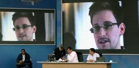 El presidente de Ecuador, Rafael Correa, durante su intervención en una cadena de televisión ecuatoriana donde ha ofrecido su versión sobre el caso Snowden