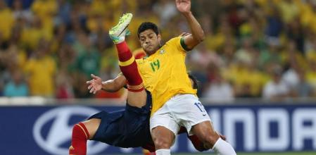 Sergio Ramos y Hulk disputan un balón