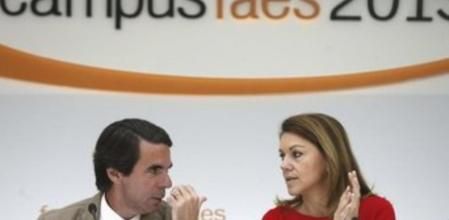 El expresidente del Gobierno y presidente de FAES (Fundación para el Análisis y los Estudios Sociales), José María Aznar (i), y la secretaria general del PP y presidenta de Castilla-La Mancha, María Dolores de Cospedal (d), durante la inauguración la edición anual del campus de verano de la fundación, hoy en Guadarrama.