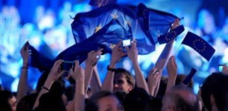Ciudadanos croatas enarbolan una bandera de la EU como celebración por la entrada del país en la Unión