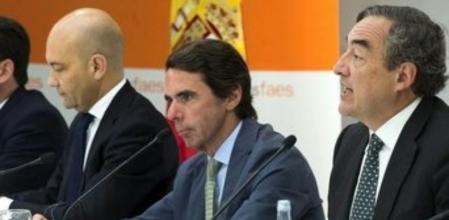 osé María Aznar (c), junto al presidente de la Confederación Española de Organizaciones Empresariales (CEOE), Juan Rosell (d), y el secretario de Estado de Comercio, Jaime García-Legaz (i), en la segunda jornada del campus de verano 2013 de la fundación Faes