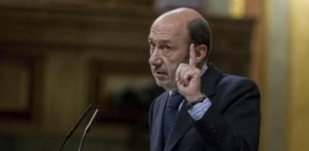 El líder del PSOE, Alfredo Pérez Rubalcab, en el atril del Congreso.