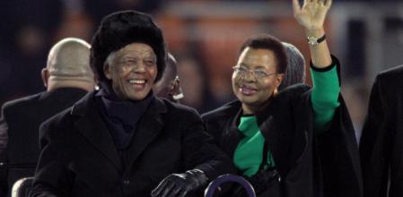 El expresidente sudafricano Nelson Mandela con su mujer Graca Machel en el estadio de Johannesburgo durante la Copa del Mundo de Fútbol en 2010.