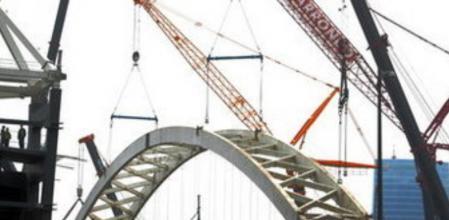 Varias grúas de gran tonelaje retiran esta mañana en la capital vizcaína el representativo arco del viejo estadio de San Mamés