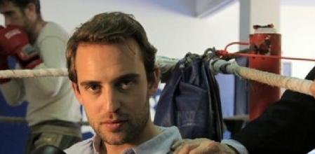 El escritor Joël Dicker y su editor, Bernard de Fallois, en el gimnasio Rogent, del campeón catalán Xavi Moya