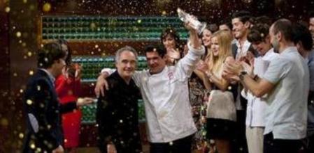 Juan Manuel recibe el trofeo que le acredita como MasterChef de manos de Ferran Adrià