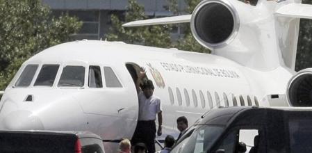 El presidente de Bolivia, Evo Morales, saluda a los periodistas congregados en el aeropuerto de Viena