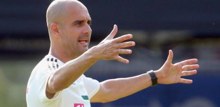 Josep Guardiola, dirige una sesión de entrenamiento del Bayern en Italia