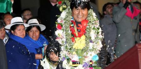 El presidente de Bolivia, Evo Morales, recibe a los periodistas en el aeropuerto de La Paz
