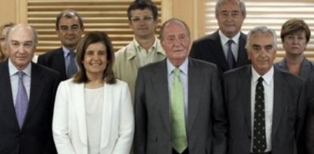 El Rey, acompañado de la ministra de Empleo y Seguridad Social, Fátima Báñez, se ha reunido hoy con la Comisión Permanente del Consejo Económico y Social (CES), que preside Marcos Peña (d).