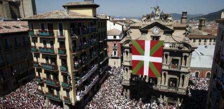 El chupinazo que a las 12:00 horas da el tradicional inicio de las fiestas de San Fermin se ha atrasado al descolgar unos desconocidos una gran ikurriña delante de la fachada del ayuntamiento de Pamplona