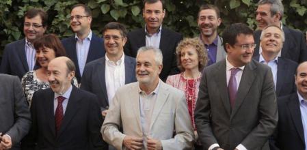 El líder del PSOE, Alfredo Pérez Rubalcaba, posa en la foto de familia momentos antes del inicio de la reunión del Consejo Territorial con los 
