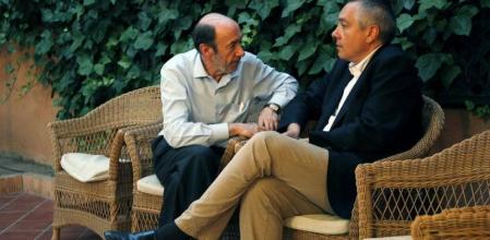 Fotografía facilitada por el PSOE del líder del PSOE, Alfredo Pérez Rubalcaba, conversando con el líder del PSC, Pere Navarro