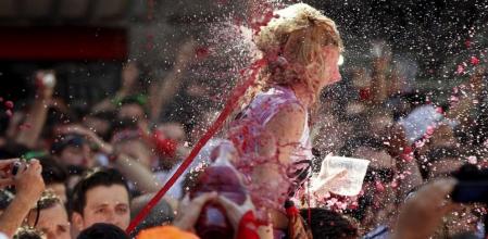 Ambiente en la tradicional plaza del Ayuntamiento en Pamplona, donde el lanzamiento del chupinazo desde el balcón principal del Ayuntamiento