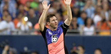 Lionel Messi saluda al público tras marcar un gol en el amistoso celebrado en Chicago
