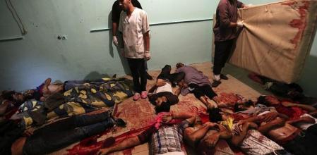 Simpatizantes de los Hermanos Musulmanes permanecen junto a los cadáveres de varios camaradas muertos durante los enfrentamientos con las fuerzas de seguridad, en una morgue del El Cairo.