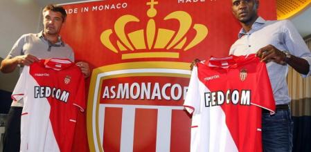 Los nuevos jugadores franceses del AS Mónaco, Jeremy Toulalan (izda) y Eric Abidal, posan para los medios durante su presentación en Mónaco, el 8 de julio del 2013