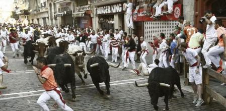 Los mozos corren en el tramo de Mercaderes en el tercer encierro de los Sanfermines.