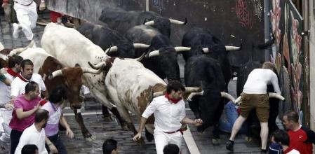 Los mozos corren en el tramo de Estafeta delante de los toros de la ganadería madrileña de Victoriano del Río
