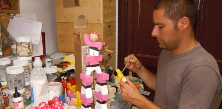 Armand preparant a mà nous castellers fets a mida