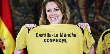 La presidenta de Castilla-La Mancha, María Dolores de Cospedal, muestra la camiseta que le ha entregado la selección regional de personas con discapacidad