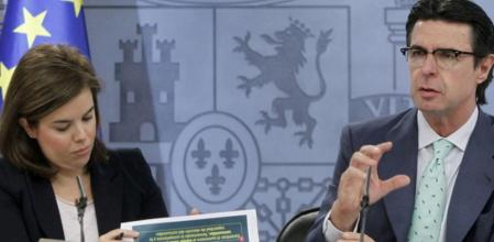 La vicepresidenta del Gobierno, Soraya Sáenz de Santamaría, y el ministro de Industria, Energía y Turismo, José Manuel Soria, durante la rueda de prensa