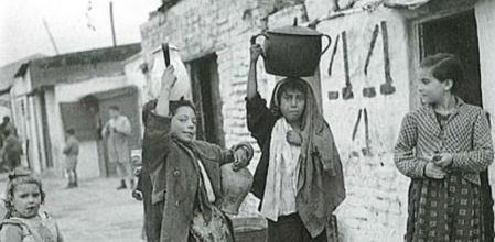 Una de las fotos incluidas en el libro 'Somorrostro/crónica visual de un barrio olvidado'