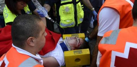 La joven australiana de 23 años que ha sido corneada en el tórax por uno de los toros de Miura es atendida por los servicios médicos