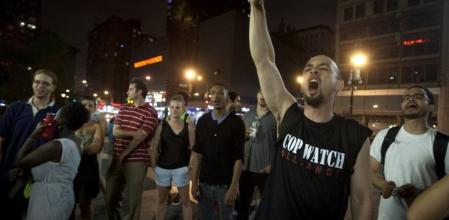 Un grupo de personas protesta por el veredicto de 