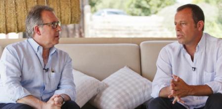 El presidente del FC Barcelona, Sandro Rosell, junto a Josep Cuní en un momento de la entrevista en '8 al dia' de 8tv