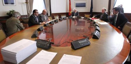 Los representantes del PP en la ponencia del Congreso encargada de emitir el dictamen sobre la LeydeTransparencia, José Antonio Bermúdez de Castro y Esteban González Pons (2d), el de UPyD, Carlos Martínez Gorriarán (3d) y los de PNV Emilio Olabarría (3i) y CiU, Jordi Jané (2i)