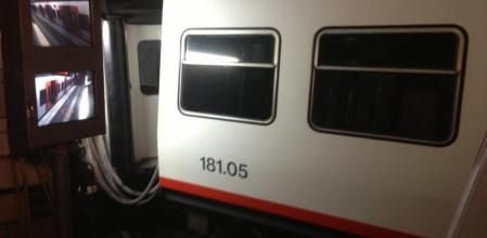 Convoy de FGC descarrilado junto a la estación de Plaça Catalunya